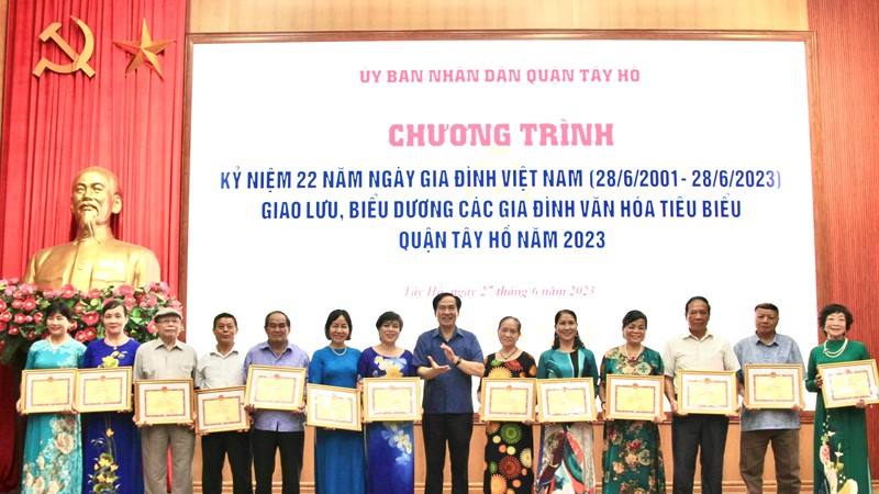UBND quận Tây Hồ: Biểu dương, nhân rộng điển hình gia đình văn hóa tiêu biểu