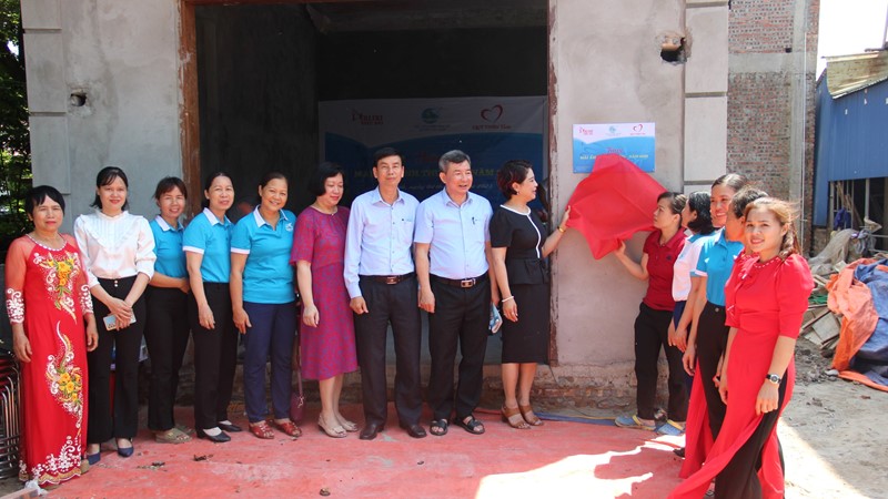 Báo Phụ nữ Thủ đô hỗ trợ phụ nữ khó khăn huyện Mê Linh xây, sửa “mái ấm” 