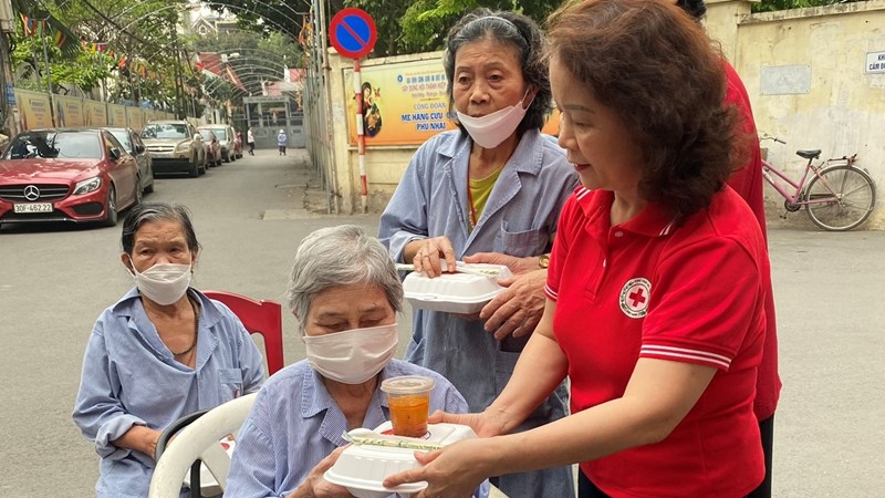 Bếp ăn miễn phí của Hội Chữ thập đỏ quận Đống Đa