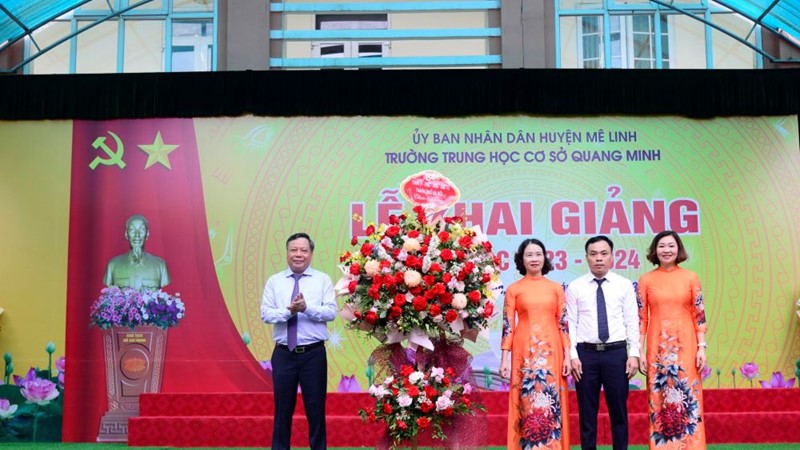 Phó Bí thư Thành ủy Hà Nội dự lễ khai giảng với thầy, trò trường THCS Quang Minh