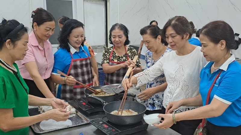 “Phụ nữ Tây Hồ khéo tay nội trợ”