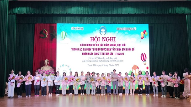 Huyện Thạch Thất biểu dương 100 trẻ em gái chăm ngoan học giỏi