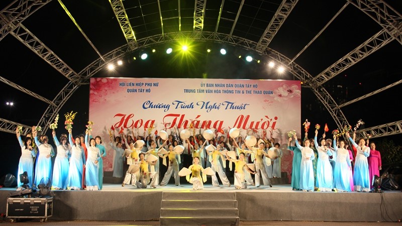 Lung linh “Hoa tháng Mười” của phụ nữ Tây Hồ