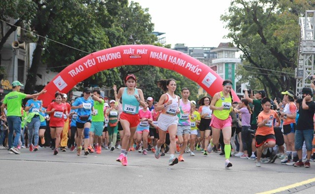 NSƯT Xuân Bắc cùng dàn sao thi chạy vì trẻ em thiệt thòi