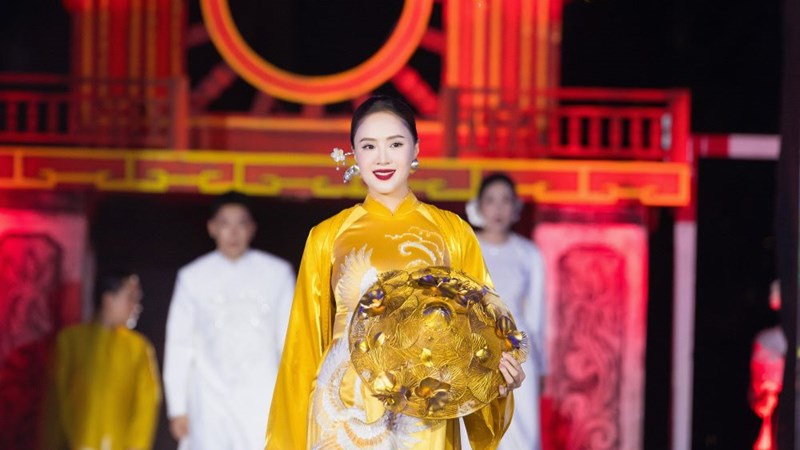 Hồng Diễm đẹp xuất thần với áo dài trên sân khấu thời trang