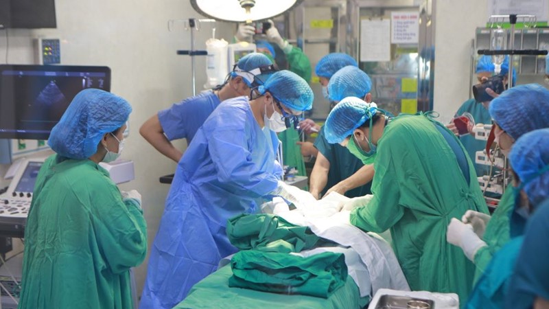 Kịp thời phẫu thuật, đặt máy tạo nhịp tim ngay tại phòng sinh cho em bé bị tim bẩm sinh