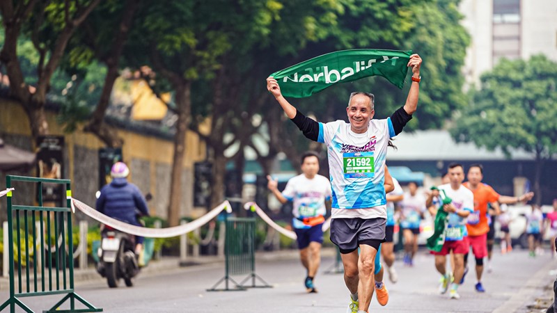 Hơn 5.000 vận động viên tham gia giải chạy bán marathon đón năm mới