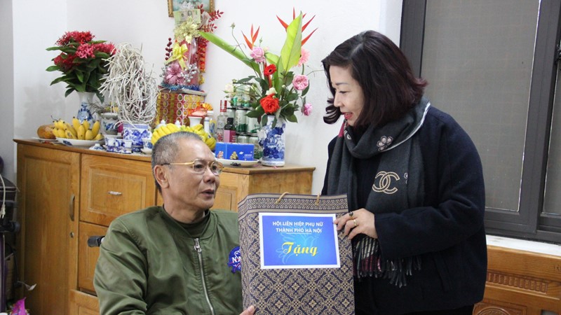 Hội LHPN Hà Nội thăm hỏi, tặng quà Tết tri ân người có công nhân dịp Tết Giáp Thìn 2024