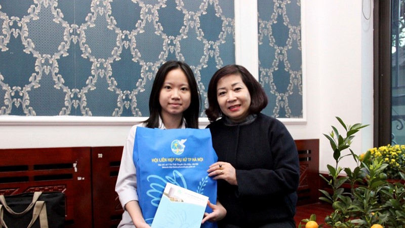 Hội LHPN Hà Nội trao kinh phí “đỡ đầu” cho các cháu là nạn nhân trong vụ cháy ở Thanh Xuân