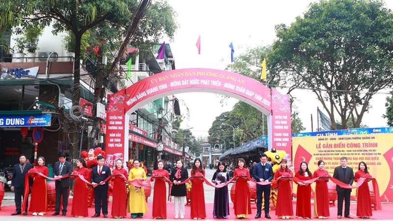 Gắn biển “Tuyến phố văn minh thương mại và đảm bảo an toàn thực phẩm” khu vực Phủ Tây Hồ