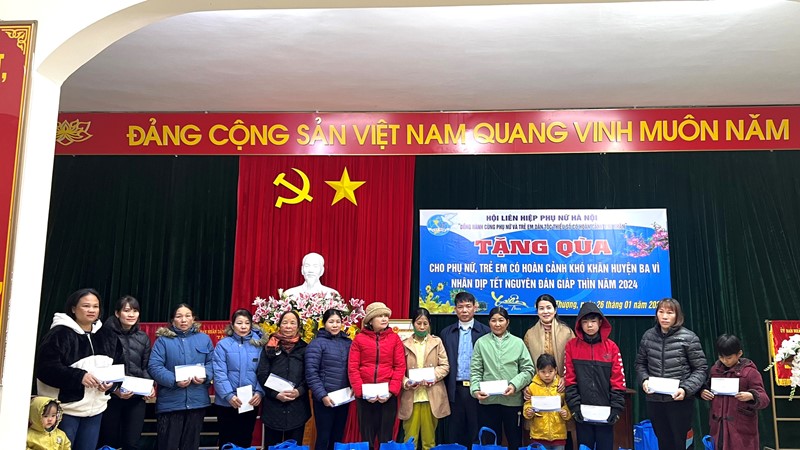 BCH Công đoàn, Chi đoàn cơ quan Hội LHPN Hà Nội: Tặng quà Tết cho phụ nữ, trẻ em dân tộc thiểu số huyện Ba Vì