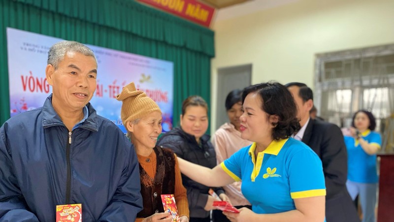 Trao tặng 30 suất quà Tết cho phụ nữ khó khăn huyện Ba Vì