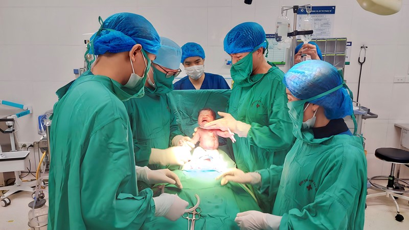 Khoảnh khắc tuyệt vời chào đón những em bé đầu tiên của năm Giáp Thìn 2024