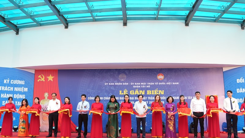 Quận Tây Hồ: Gắn biển công trình chào mừng Đại hội MTTQ Việt Nam quận lần thứ VII