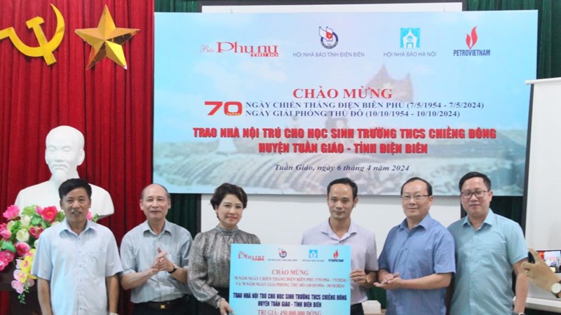 Trao tặng 450 triệu đồng xây nhà nội trú cho học sinh THCS Chiềng Đông