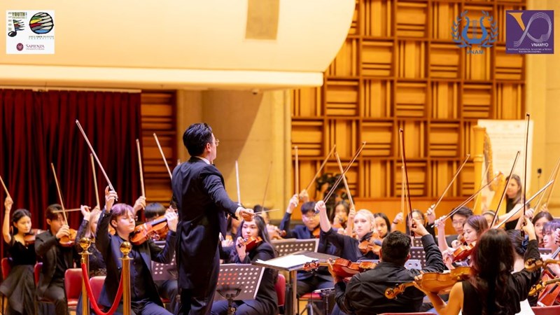 41 nghệ sĩ từ 20 quốc gia của Dàn nhạc giao hưởng trẻ thế giới trình diễn tại Việt Nam