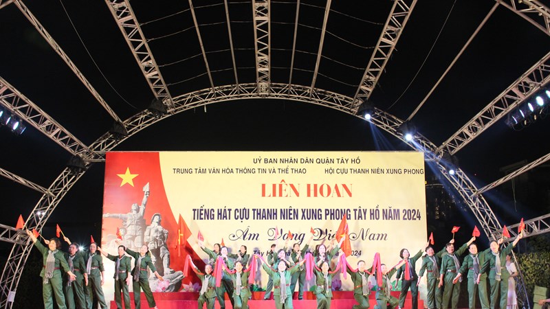 Liên hoan tiếng hát Cựu TNXP quận Tây Hồ: “Âm vang Việt Nam” hào hùng qua từng khúc hát