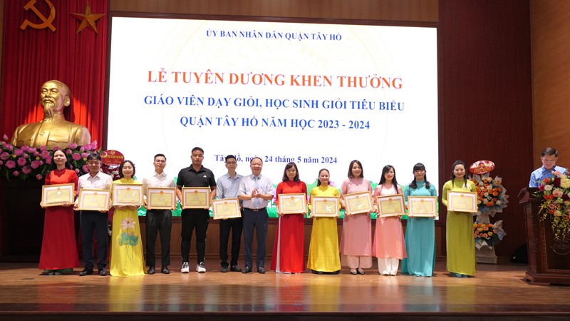 Quận Tây Hồ: Vinh danh giáo viên giỏi, học sinh tiêu biểu