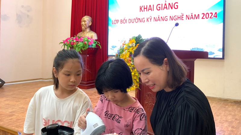 Hội LHPN quận Tây Hồ: Khai giảng lớp bồi dưỡng kỹ năng nghề năm 2024