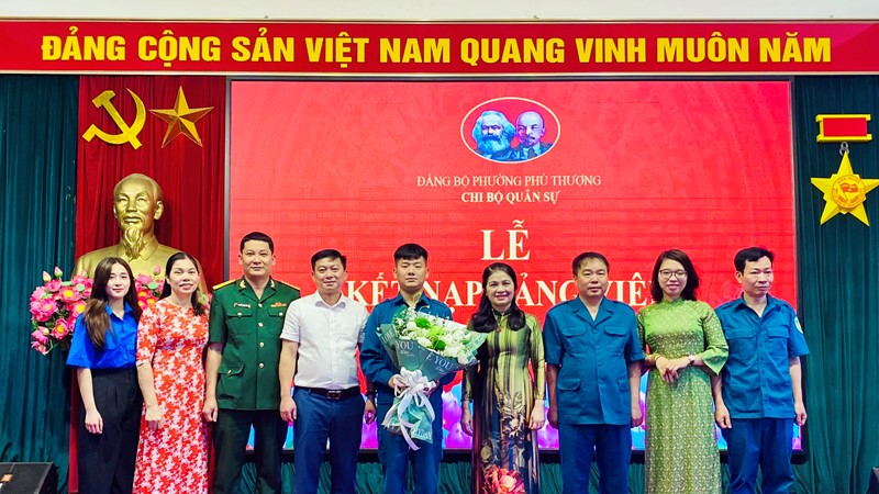 Chi bộ Quân sự phường Phú Thượng kết nạp đảng viên mới