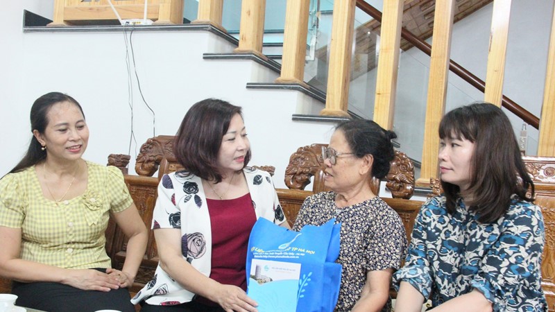Hội LHPN Hà Nội: Tri ân người có công, gia đình thương binh, liệt sĩ