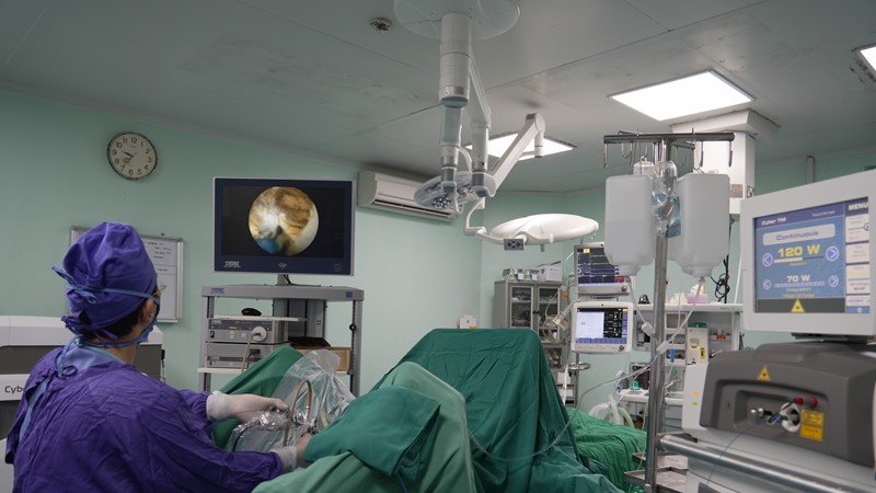 BV Hữu Nghị: Nội soi bốc hơi u phì đại tuyến tiền liệt bằng lazer cho bệnh nhân 84 tuổi