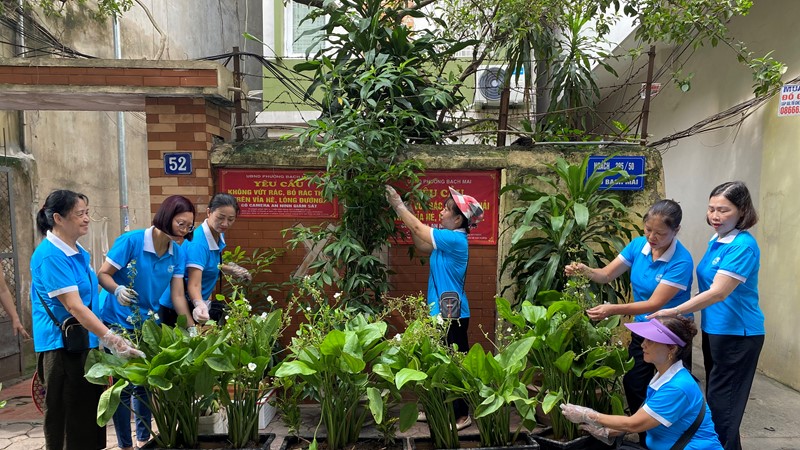 Phụ nữ phường Bạch Mai chung tay xóa điểm chân rác