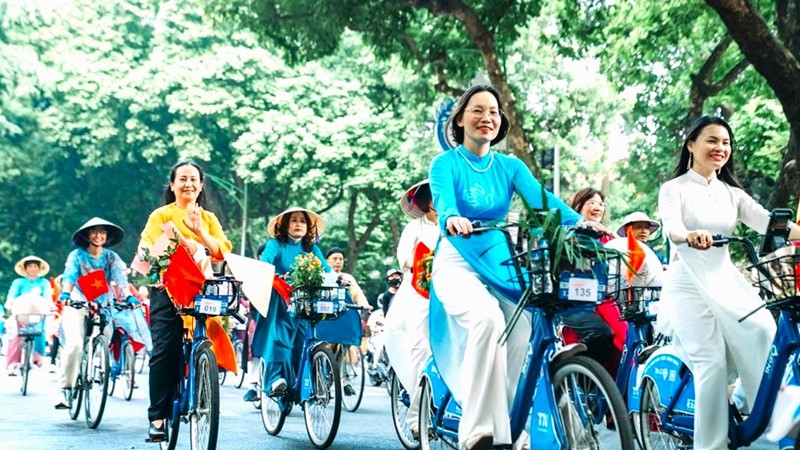 Phụ nữ Thủ đô đạp xe hưởng ứng hành trình áo dài kết nối du lịch, di sản Hà Nội