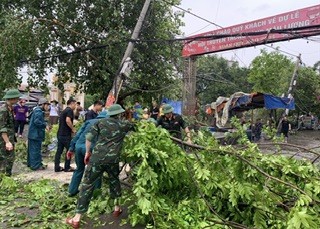 Cán bộ, học viên Học viện Quân y tích cực giúp dân khắc phục hậu quả sau bão số 3