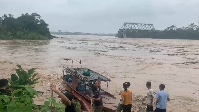 Bất ngờ sập cầu Phong Châu ở Phú Thọ