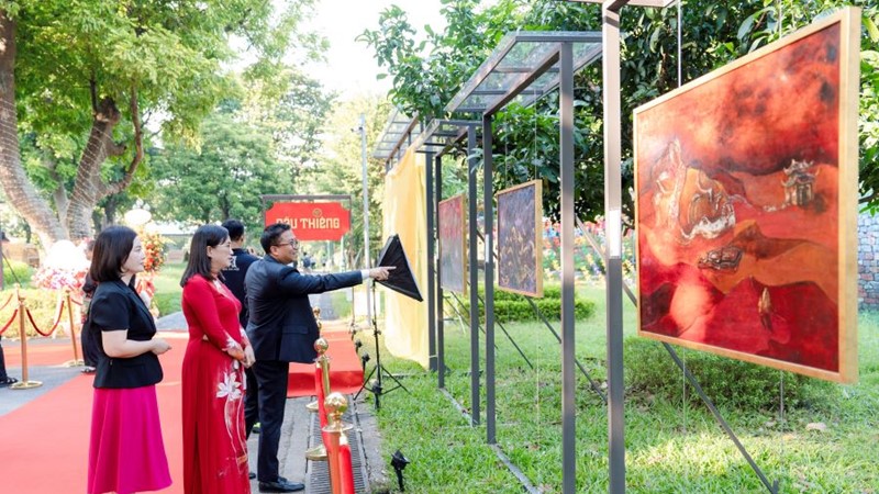 Đắm mình trong không gian nghệ thuật tranh sơn mài tại triển lãm “Dấu thiêng“