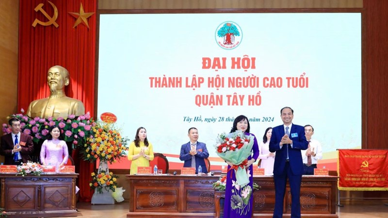 Ra mắt Ban Chấp hành Hội Người cao tuổi quận Tây Hồ