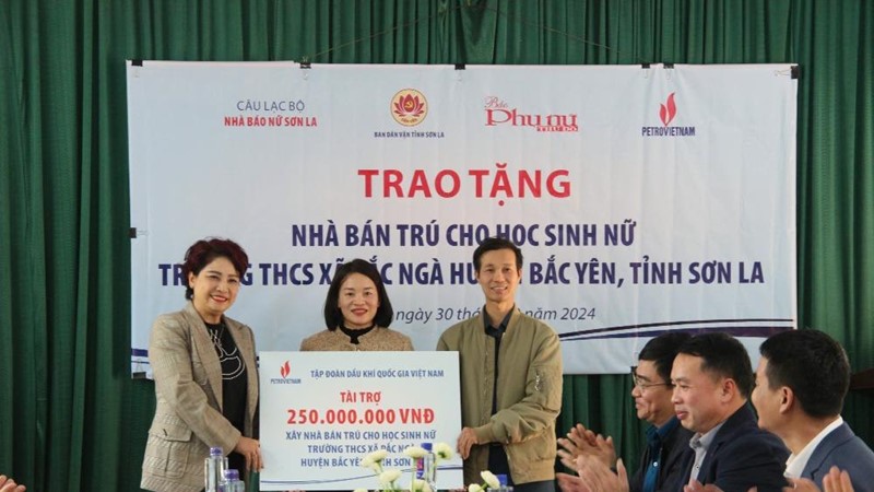 Báo Phụ nữ Thủ đô trao 250 triệu đồng xây nhà bán trú cho trường THCS Pắc Ngà, tỉnh Sơn La