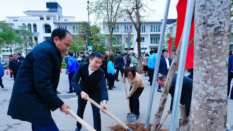 Xây dựng quận Tây Hồ “Sáng - Xanh - Sạch - Đẹp” từ phong trào Tết trồng cây