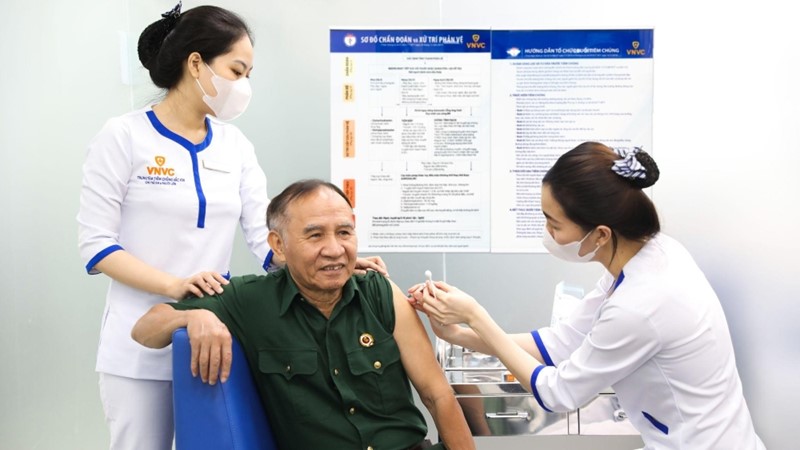 Những mũi vắc xin ấm tình đồng đội