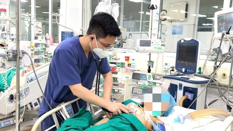 Bé gái 7 tuổi nguy kịch vì uốn ván sau khi bị thanh gỗ đâm vào chân
