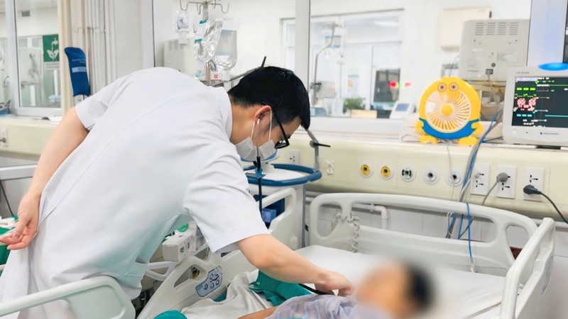 Nữ bệnh nhân sốc nhiễm khuẩn nguy kịch sau tiêm khớp vai tại phòng khám tư
