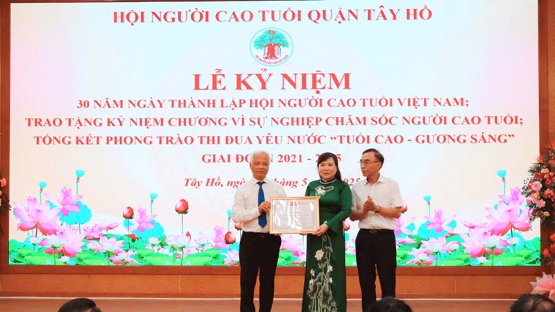 Người cao tuổi quận Tây Hồ: Sáng mãi tinh thần “Tuổi cao - Gương sáng“