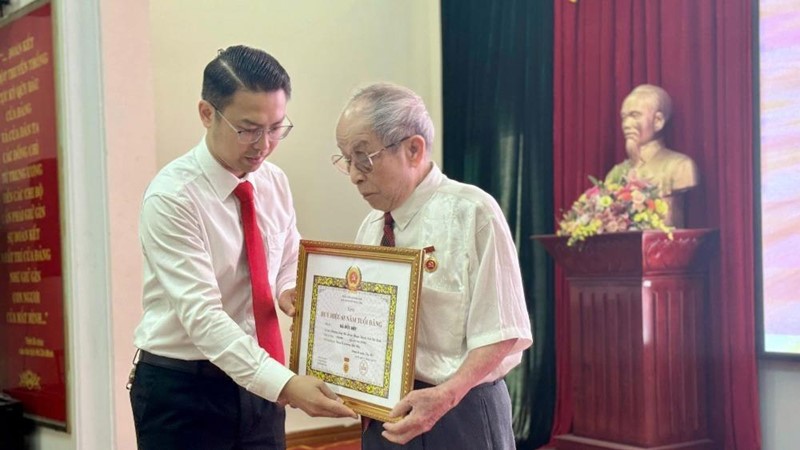 Phường Yên Phụ: Trao Huy hiệu Đảng và nhìn lại chặng đường 10 năm học Bác
