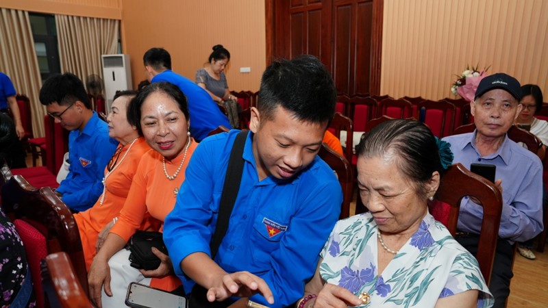 Người cao tuổi quận Tây Hồ làm chủ công nghệ với “Bình dân học vụ số“