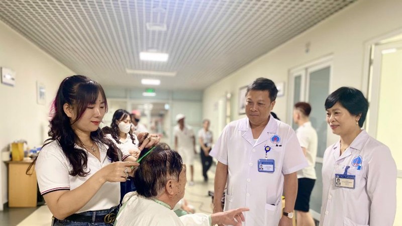 Bệnh viện Hữu Nghị lan tỏa yêu thương từ hoạt động cắt tóc miễn phí