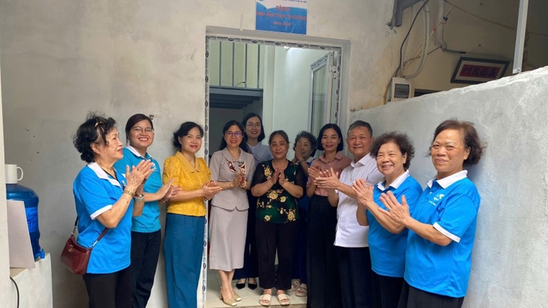 Bàn giao “Mái ấm tình thương” cho hội viên phụ nữ khó khăn phường Bưởi, quận Tây Hồ