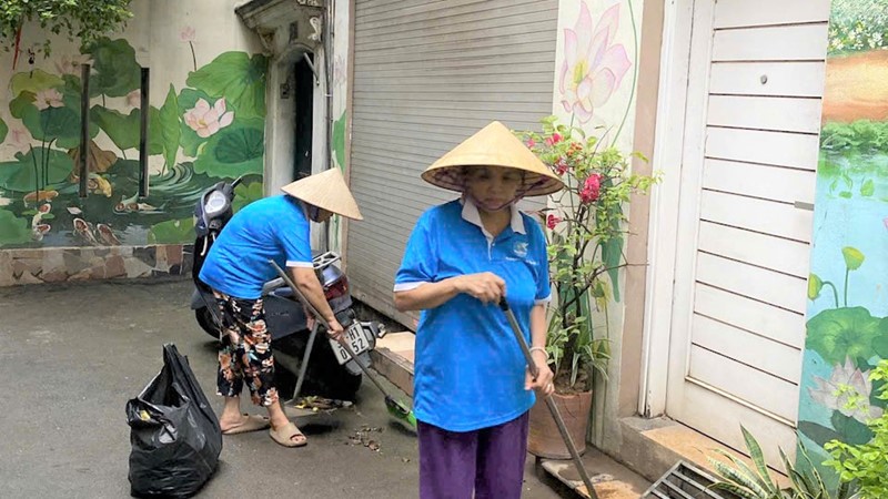 Hội LHPN phường Tây Hồ (mới) sôi nổi ra quân tổng vệ sinh môi trường