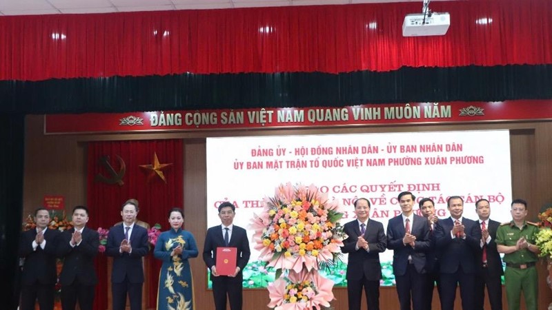 Phường Xuân Phương công bố các quyết định về công tác cán bộ sau sáp nhập