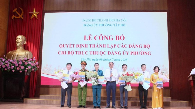 Phường Tây Hồ công bố quyết định thành lập các Đảng bộ, Chi bộ trực thuộc Đảng ủy phường