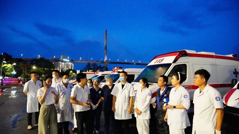Nỗ lực cứu chữa các nạn nhân vụ lật tàu trên Vịnh Hạ Long