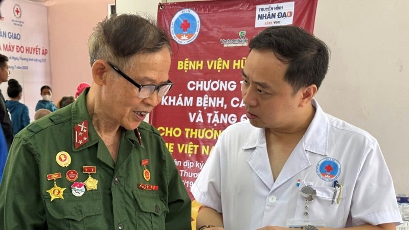 Bệnh viện Hữu Nghị khám, cấp phát thuốc miễn phí cho 300 đối tượng chính sách tại Lào Cai