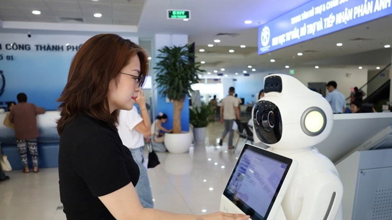 Người dân thích thú trải nghiệm robot AI, dùng trà, bánh miễn phí tại Trung tâm phục vụ Hành chính công