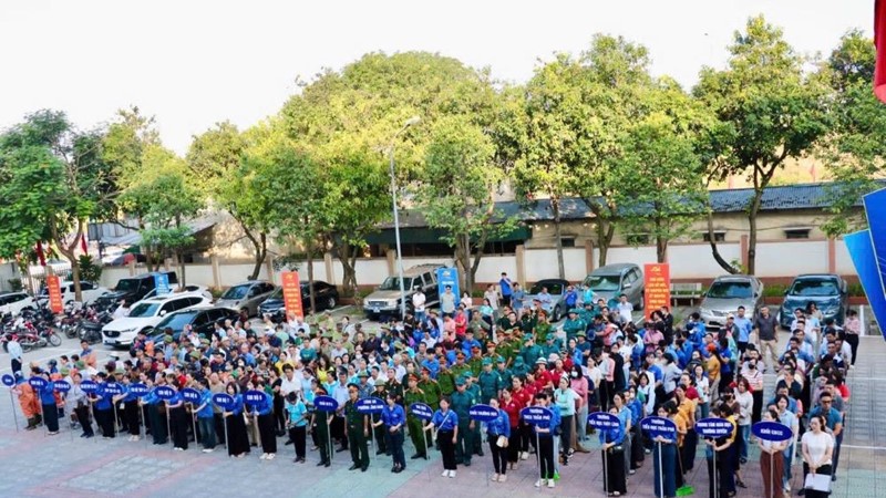 Lĩnh Nam ra quân tổng vệ sinh môi trường, hưởng ứng phong trào “Sáng - Xanh - Sạch - Đẹp”