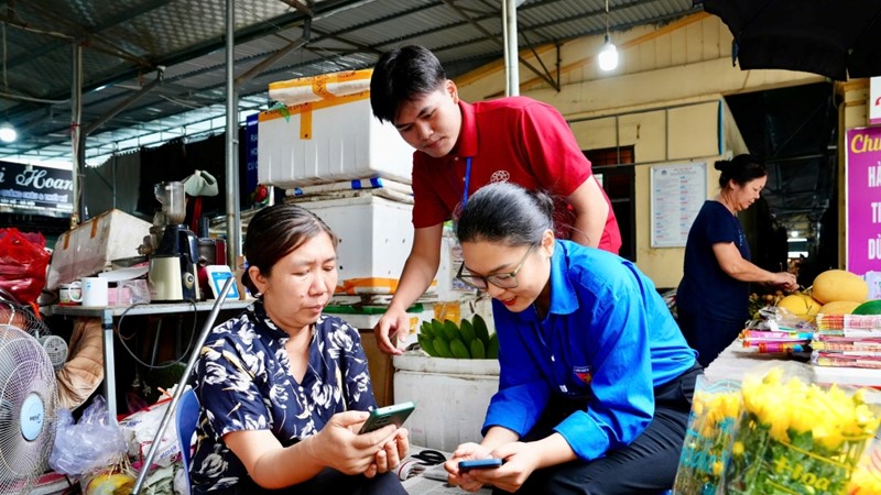 Phường Phú Thượng ra quân 45 ngày đêm, đưa công nghệ số đến tận người dân